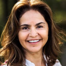 Head shot for Elsa Mead