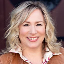 Head shot for Stefanie Summers