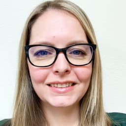 Head shot for Kira Schetter