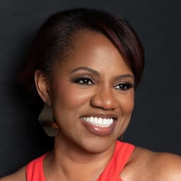 Head shot for Davina Linguist