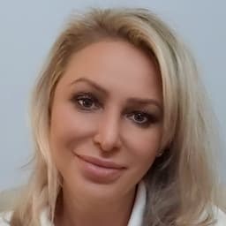Head shot for Anna Kelly