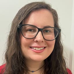 Head shot for Anna Izzo