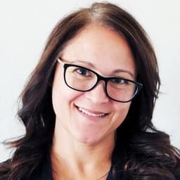 Head shot for Elizabeth Santiago