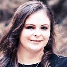 Head shot for Erin Carl