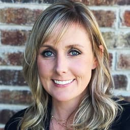 Head shot for Lauren Decker
