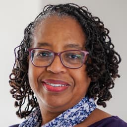 Head shot for Veronica Holmes