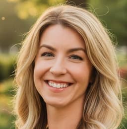 Head shot for Laura Kozak