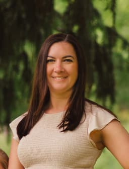 Head shot for Michelle Truax