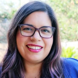 Head shot for Aimee Olivarez Warren