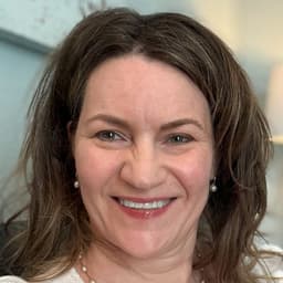 Head shot for Amy Abdnour
