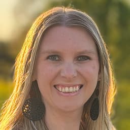 Head shot for Amanda Hill