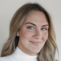 Head shot for Sarah Anderson