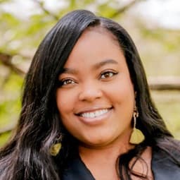 Head shot for Alesia Jones