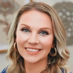 Head shot for Lauren Hollis