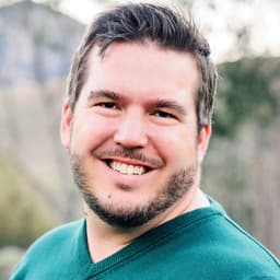 Head shot for Andrew Benson