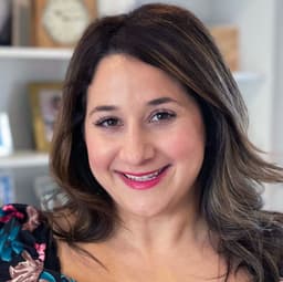 Head shot for Rebecca Siegel