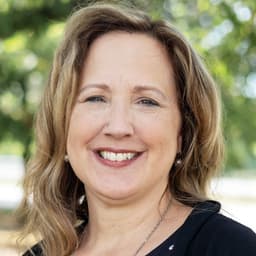 Head shot for Tammy Hammon-Card
