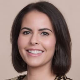 Head shot for Courtney Singer