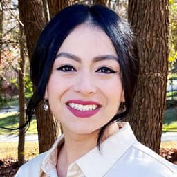 Head shot for Leslie Lara