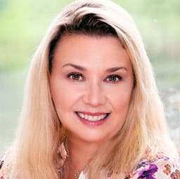 Head shot for Juliette Brisman