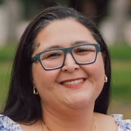 Head shot for Arezu Alemi