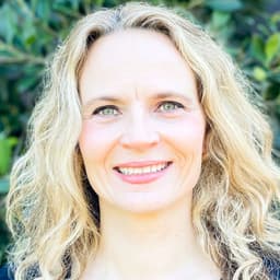 Head shot for Jennifer Broege