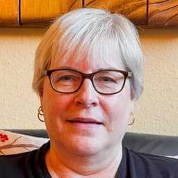 Head shot for Lynne Coon