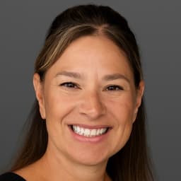 Head shot for Tracy Egger